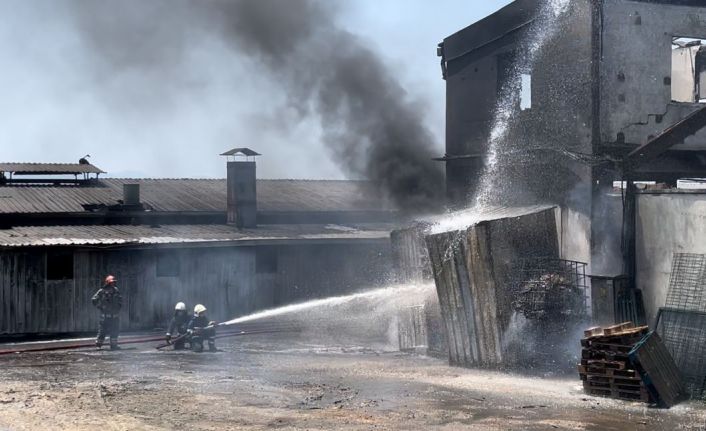 Bursa’da boya fabrikasında yangın çıktı: 2 yaralı