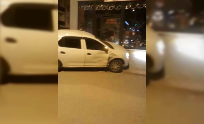 Bursa’da polisten kaçan sürücü iş yerine çarptı, o anlar kameraya yansıdı