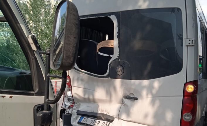 Bursa’da yolcu indiren servise kamyonet çarptı : 1 ağır 4 işçi yaralandı