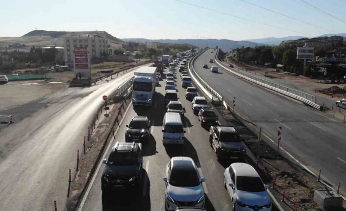 Büyük bayram trafiği sürüyor: 43 ilin geçiş güzergahı havadan görüntülendi