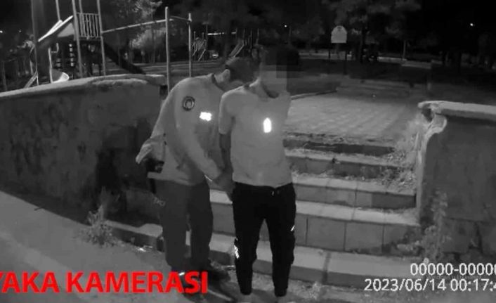 Çaldığı malzemelerle bekçilere yakalandı