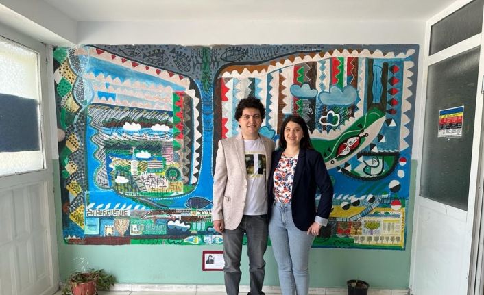 Çalıştığı okulu resim müzesine dönüştürdü