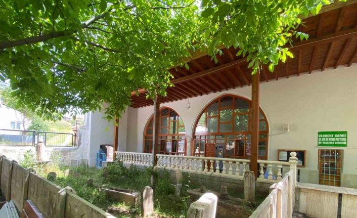Cami avlusundaki 200 yıllık tarihi mezarlar gün yüzüne çıkarılmayı bekliyor