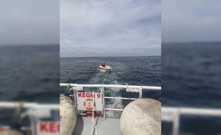 Çanakkale Boğazı’nda sürüklenen tekne kurtarıldı
