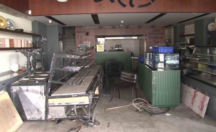 Çekmeköy’de kontrolden çıkan cipin pastaneye daldığı anlar kameraya yansıdı