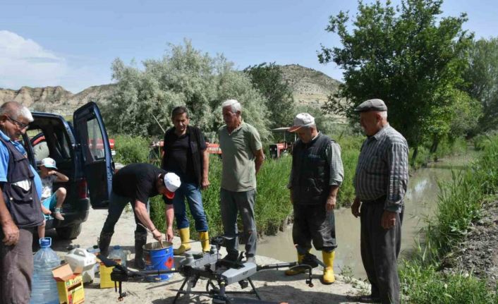 Çeltik tarlaları ZİHA ile ilaçlandı, çiftçiler merakla izledi