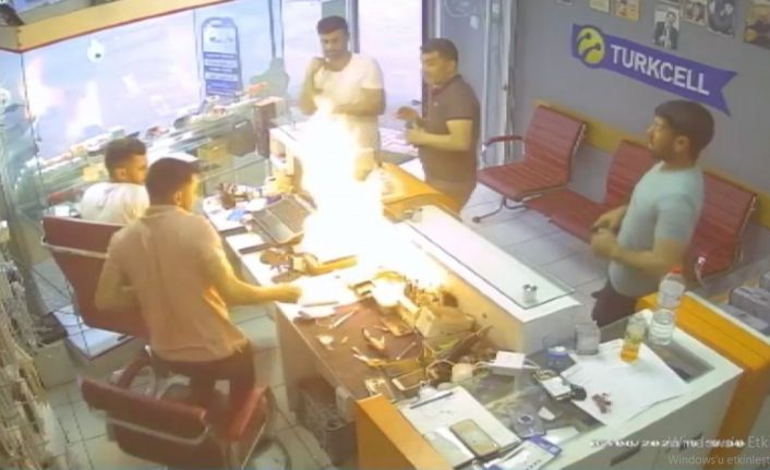 Cep telefonu bomba gibi patladı