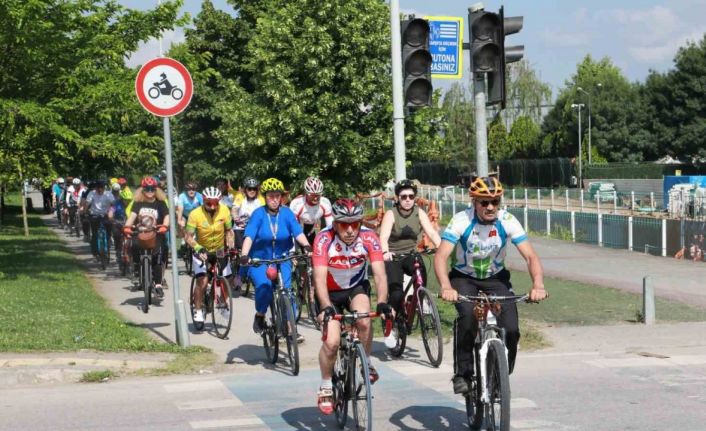 Çevre temizliğine bisiklet turuyla dikkat çektiler