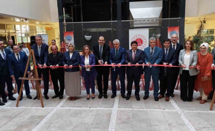 Cezaevindeki kurslara katılan hükümlülerin el emekleri göz nurlarını sergilendi