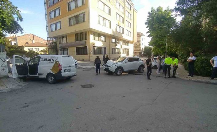 Cip ile hafif ticari araç çarpıştı: 1 yaralı