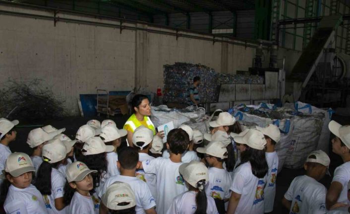 Çocuklar, geri dönüşüm ve atıkların ayrıştırılmasını yerinde gördü