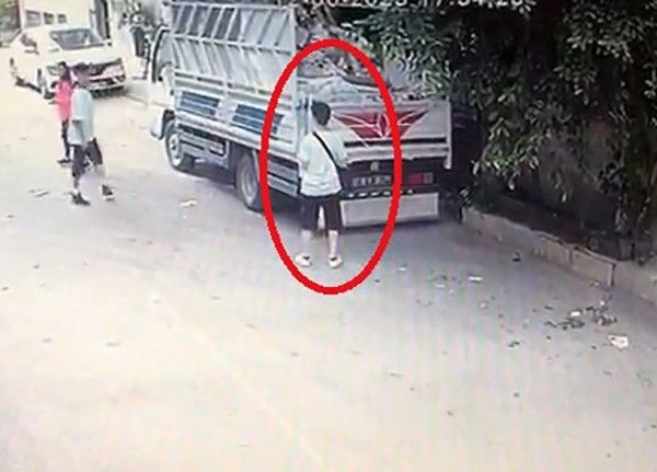 Çocukların maytap oyunu pahalıya mâl oldu, torpil attıkları kamyonet alev alev yandı