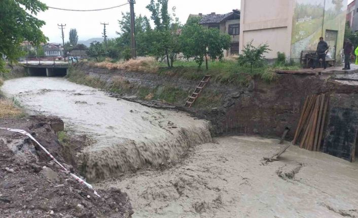 Çorum’da sel suları köprü kalıbını sökerek Kızılırmak’a sürükledi