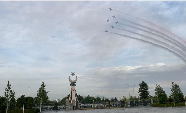 Cumhurbaşkanı Erdoğan’ın göreve başlama töreninde Türk Yıldızları şov yaptı