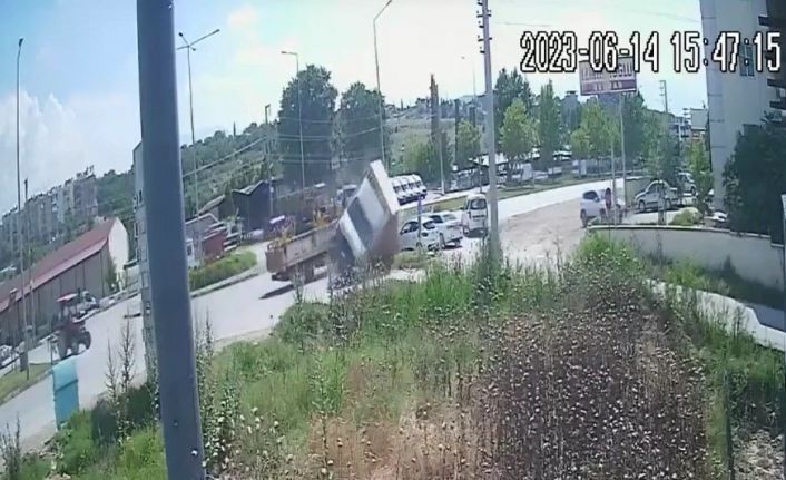 Dağıtım aracının otomobilin üzerine devrildiği kazanın görüntüleri ortaya çıktı