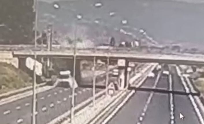 Damperi açık kalan kamyon üst geçide takıldı, karşı şeride geçip şarampole uçtu