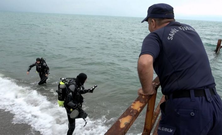 Deniz kenarında elbiseleri bulunan yabancı uyruklu şahsı arama çalışmaları sürüyor