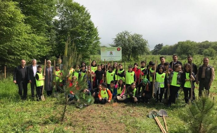 Deprem şehitleri için bin fidan toprakla buluşturuldu