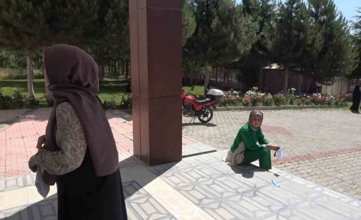 Depremde her şeyini kaybeden Malatyalı genç, Elazığ’da 1 dakika ile sınava giremedi