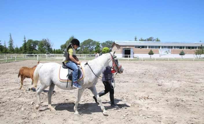 Depremzede çocuklar at binerek travmayı atlatacak