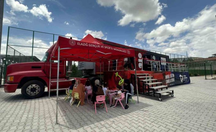 Depremzede çocuklar mobil simülatör ile eğlendi