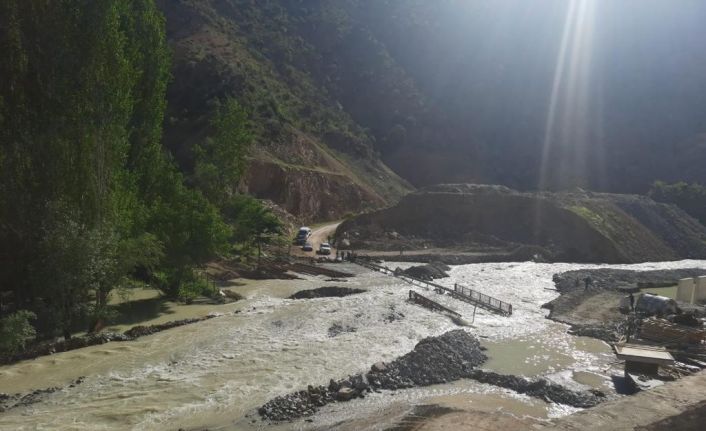 Dere yatağı taştı köprü sular altında kaldı