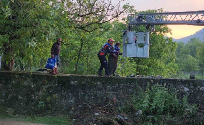 Dere yükseldi, tarlada mahsur kaldılar
