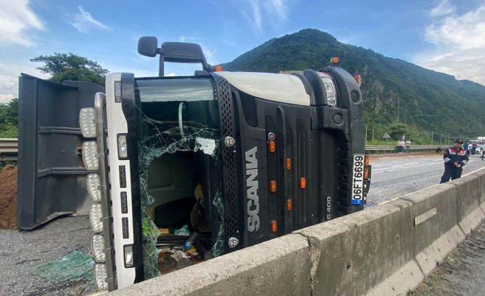 Devirdiği kamyon D-650’i kapattı: Yaralı sürücü sıkıştığı yerden sigara içerek çıktı