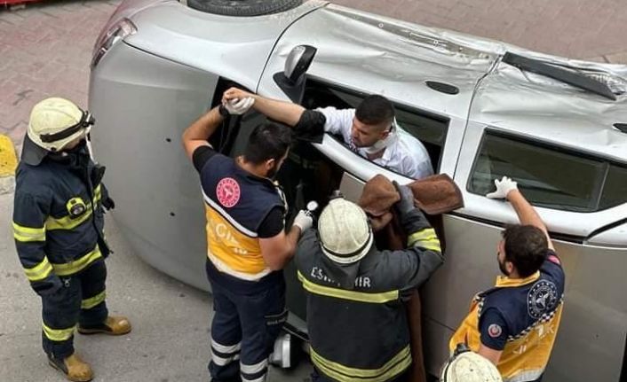 Devrilen aracın ön camından yürüyerek böyle çıktılar