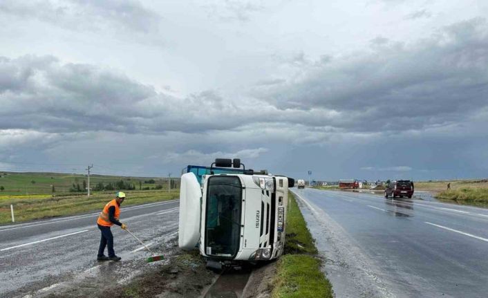 Devrilen kamyonetin sürücüsü yaralandı