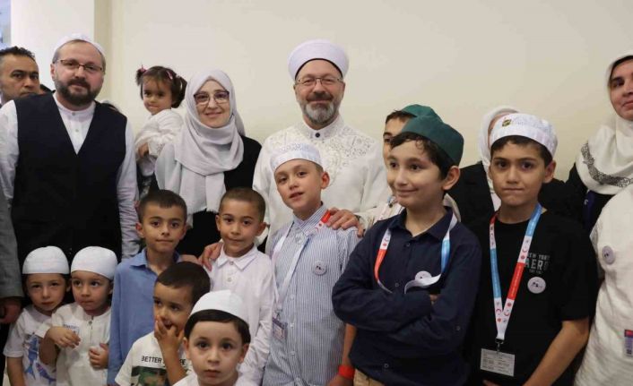 Diyanet İşleri Başkanı Erbaş, Mekke’de minik hacı adaylarıyla bir araya geldi