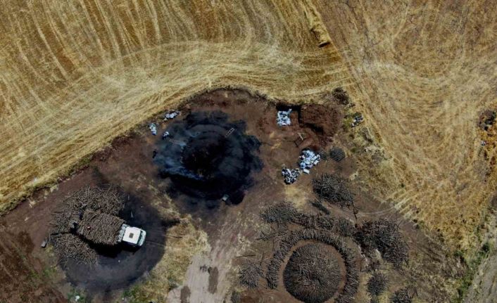 Diyarbakır sıcağında alın teri döken işçiler, ateş karşısında mangal kömürü üretiyor