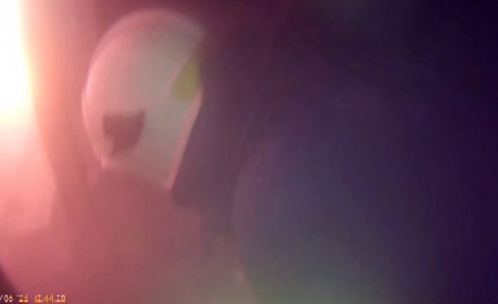 Diyarbakır’da ev yangınının söndürme anı itfaiye erinin kask kamerasına yansıdı