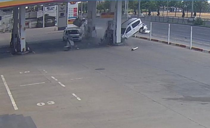 Diyarbakır’da hafif ticari aracın petrol istasyonuna dalma anı güvenlik kamerasına yansıdı