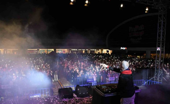 DJ Suat Ateşdağlı ve sanatçı Ekin Uzunlar Gül Festivalinde Ispartalılarla buluştu