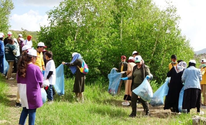Doğa harikası Nemrut’ta çevre temizliği