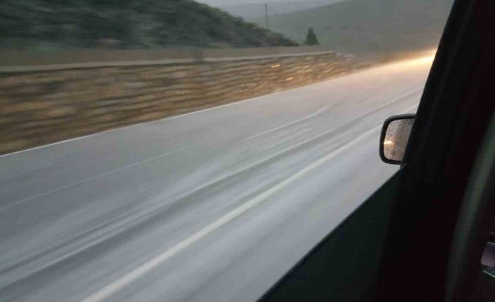 Dolu yağışı yolu beyaza büründürdü