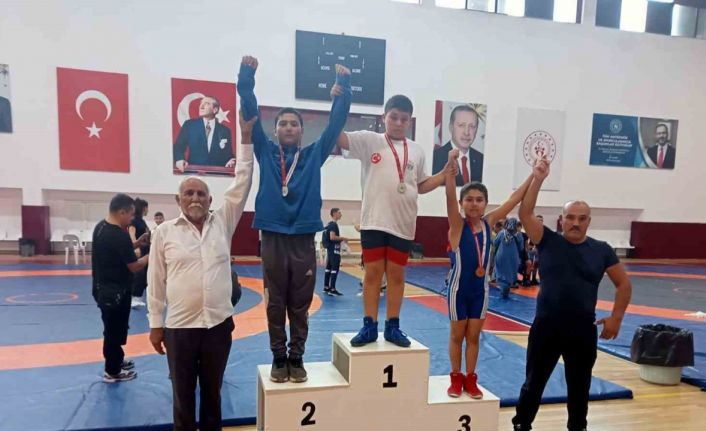 Döşemealtı pehlivanları kürsüden inmedi