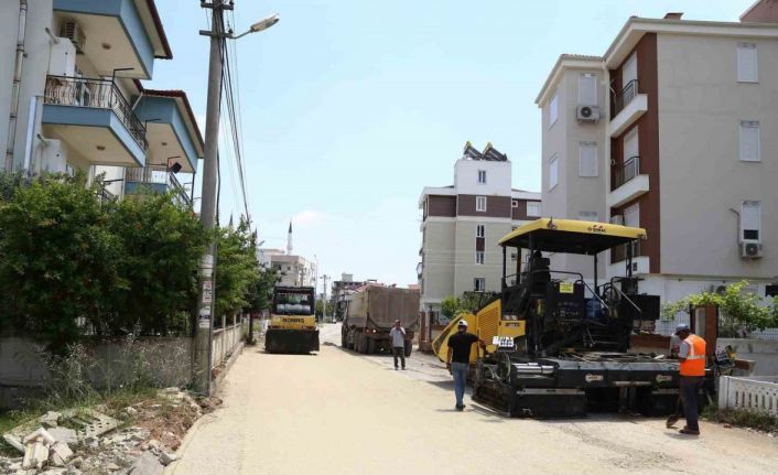 Döşemealtı’nda altyapıları tamamlanan cadde ve sokaklara sıcak asfalt