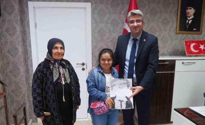Down sendromu Kısmet Pala karakalem çalışmasını kaymakama hediye etti