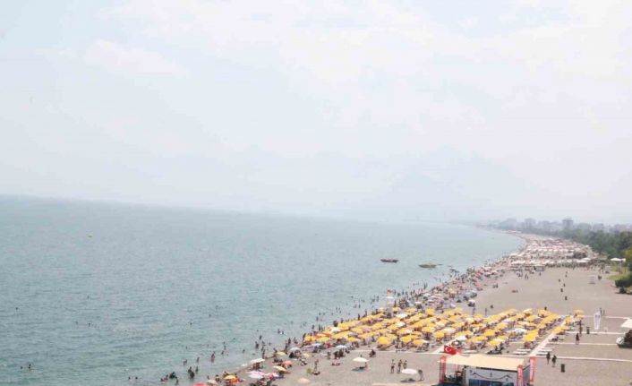 Dünyaca ünlü sahil tatilci akınına uğradı, kalabalığın arasında kalan Hintli kız "Kendimi Hindistan’da gibi hissediyorum" dedi