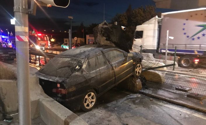 Edirne’de gişelere çarpan alkolü sürücünün otomobili alev alev yandı