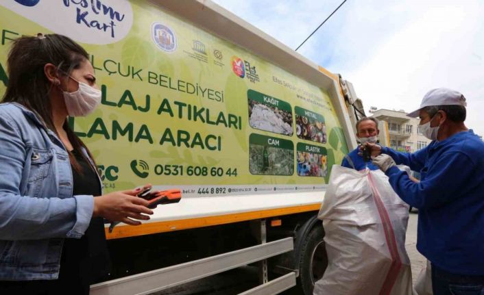 Efeslim Kart ile eğitime destek oluyorlar, sokak hayvanlarını besliyorlar