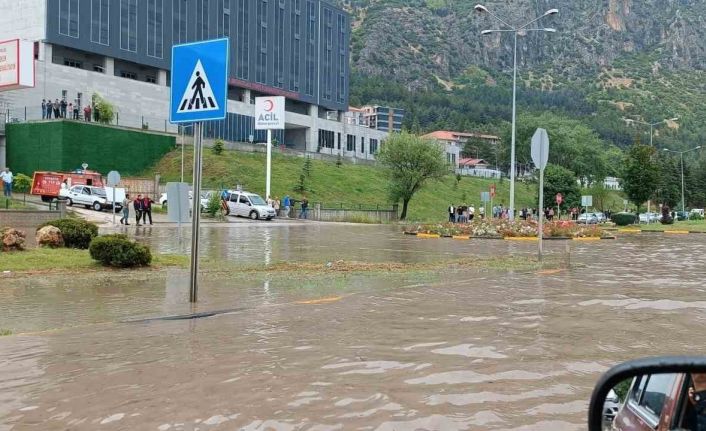 Eğirdir’de sağanak yağmur yolları göle çevirdi