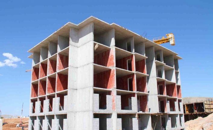 Elazığ’da depremzedeler için yapılan TOKİ konutunun ilk bloğu tamamlandı