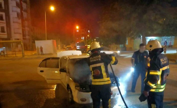 Elazığ’da seyir halindeki otomobil yandı