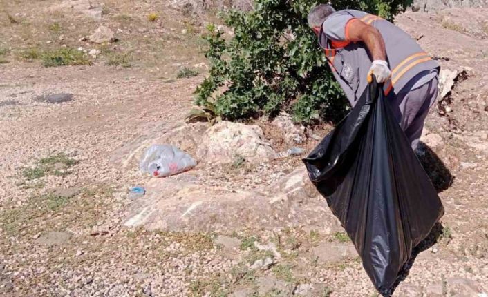 Elazığ’da turizm bölgesine atılan çöpler ekipler tarafından toplandı