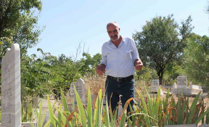 Elazığ’da vatandaşlar arife günü mezarlıklara akın etti