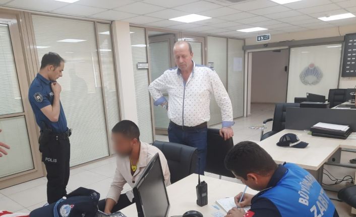 Elinde Türk bayrağıyla "Askere gideceğim" diyerek para dilenen duygu tacirinin oyunu ortaya çıktı