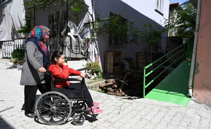 Engelli Sude ve annesinin hayatı engelli rampası ile kolaylaştı